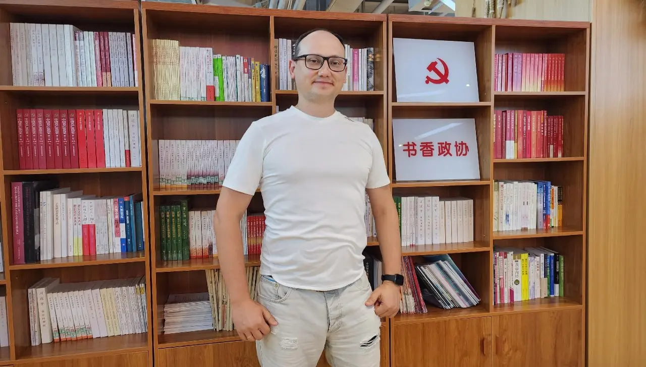 Многие думают, что в Китае только одна партия. Формально это не так. Официально там действуют ещё восемь партий. Их называют демократическими. Но не в западном смысле | Сетка — социальная сеть от hh.ru