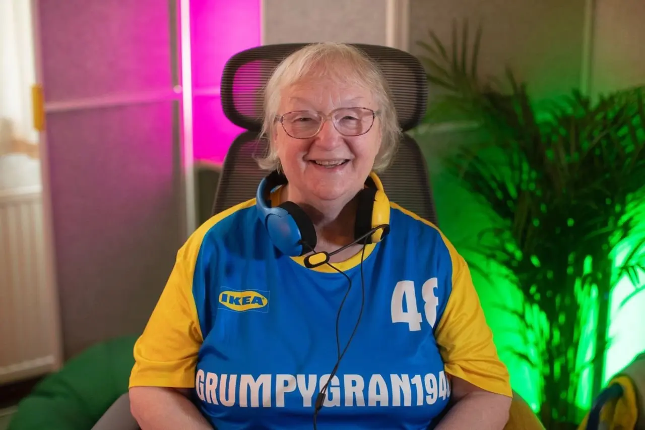 🍚#disimon
В Книгу рекордов Гиннесса попала самая пожилая стримерша Fortnite — ей 78 лет
Кэт Боуи под ником grumpygran1948 играет в Fortnite с 2017 года, а сейчас за ней следят больше 24 тысяч человек ... | Сетка — социальная сеть от hh.ru