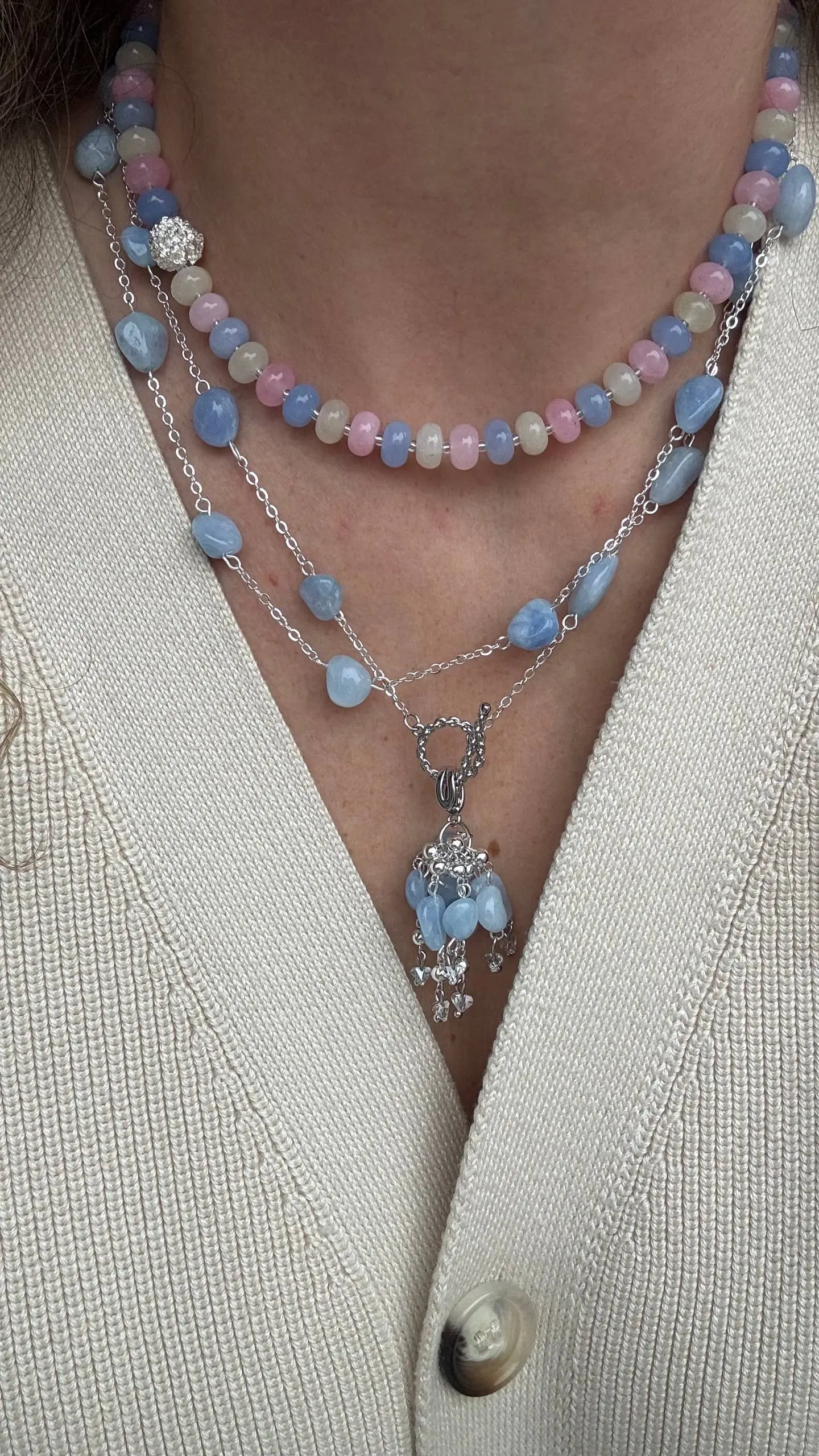 Удлиненный сотуар из голубого кварца.💎
Длина 100 см.
Чокер из бериллового кварца и серебряного акцента.
Детали, которые делают образ интереснее и не перегружают его.
Длина 39 см+ 5 см цепочка | Сетка — социальная сеть от hh.ru
