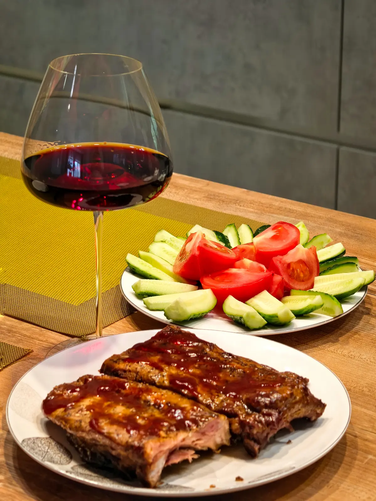 Осенний ужин 🥩🍷
\ | Сетка — социальная сеть от hh.ru