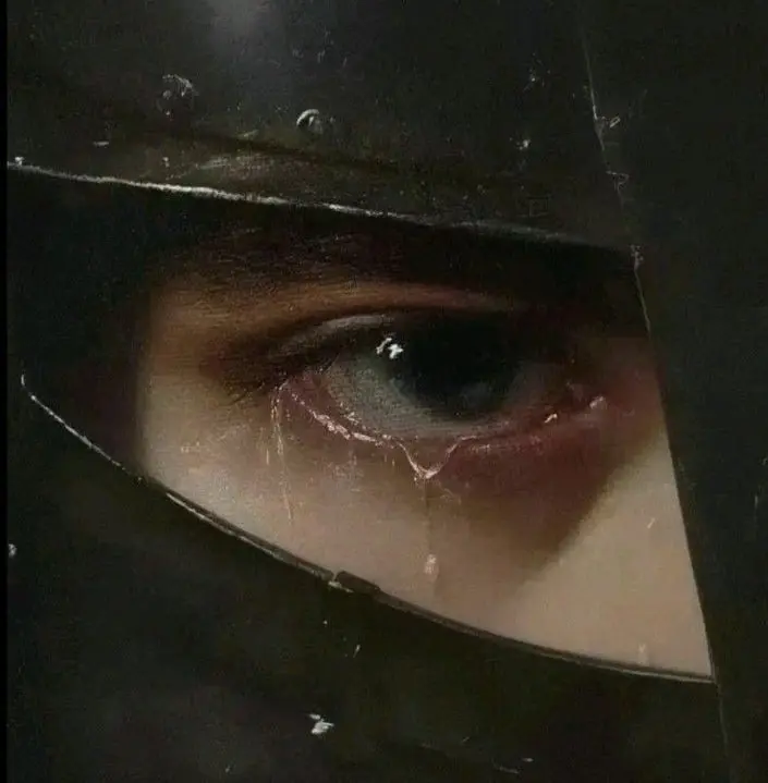 📜 Ксения Фролова
Я стала воином, папа,
Не той принцессой, что росла.
Раны огромного масштаба
Внутри себя я собрала.
Сама себе стена и бронь,
Я разучилась даже плакать | Сетка — социальная сеть от hh.ru