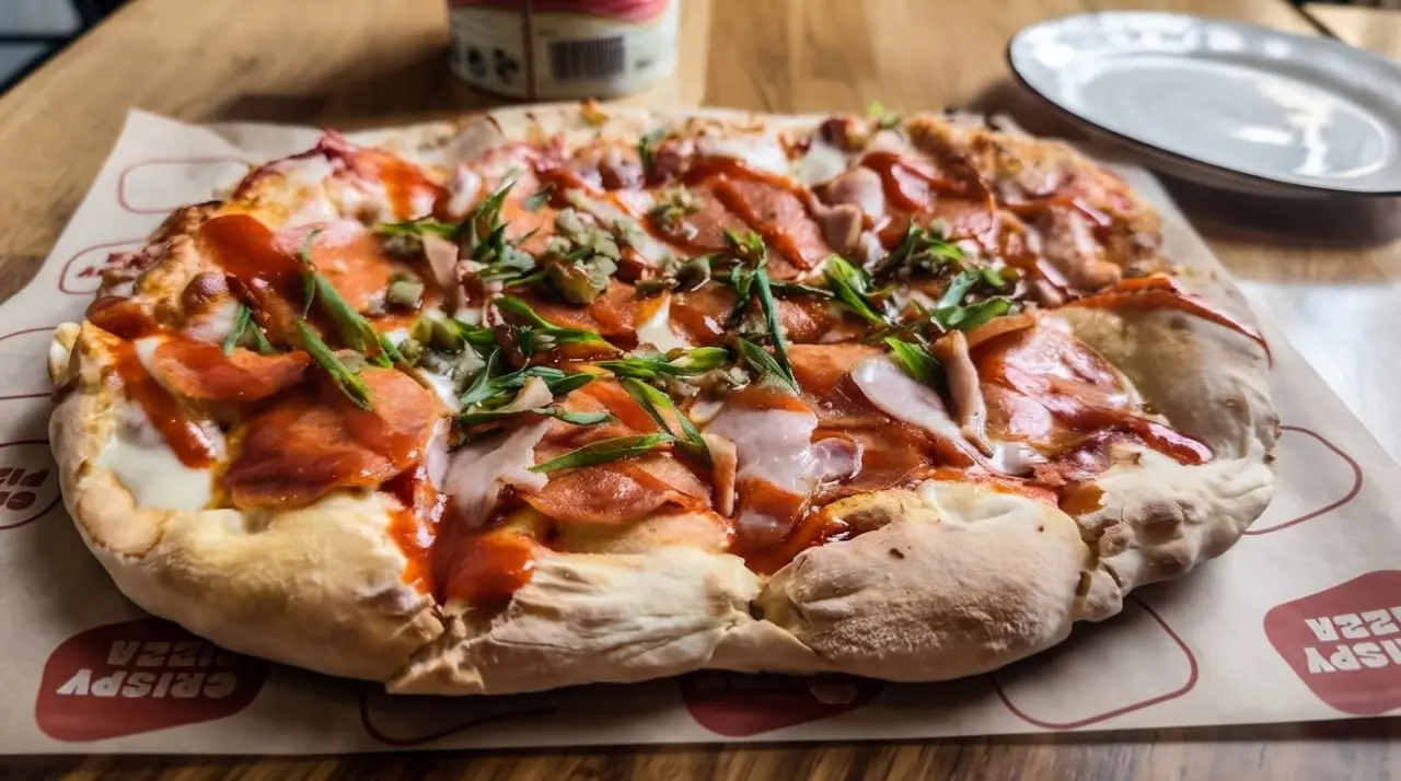 🍕 Итальянская пицца, странный дизайн и публика вокруг: что скрывает «Криспи пицца»?
Новая пиццерия привлекает внимание необычным интерьером и атмосферой | Сетка — социальная сеть от hh.ru