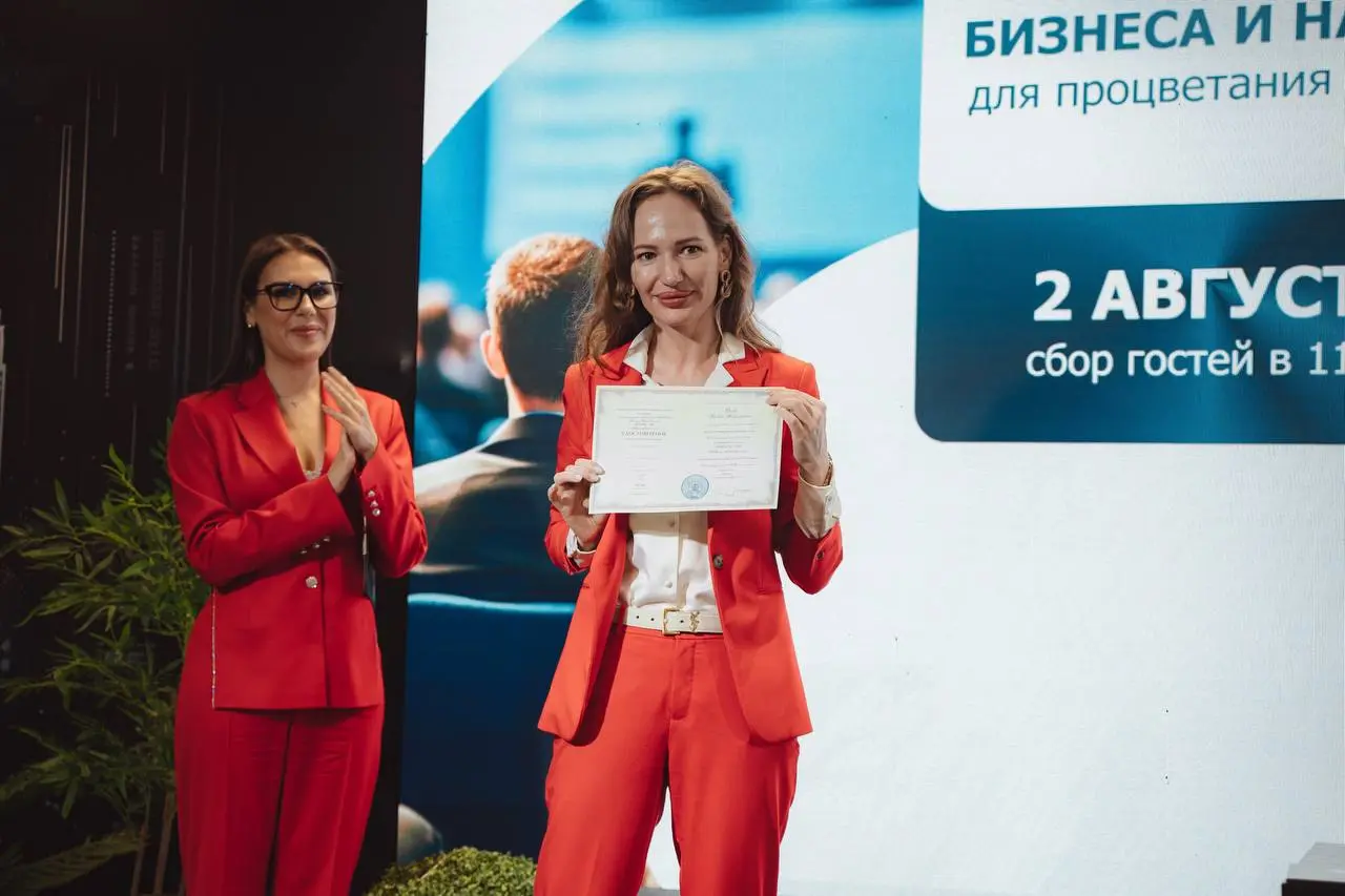 Блок 4. Торжественное вручение дипломов выпускникам вузов по новым аккредитованным программам
13:20–13:40
Дипломы получают:
1. Андреевская
2. Гижберг Мария
3. Гончаренко Алина
4. Давыдов Евгений
5 | Сетка — социальная сеть от hh.ru