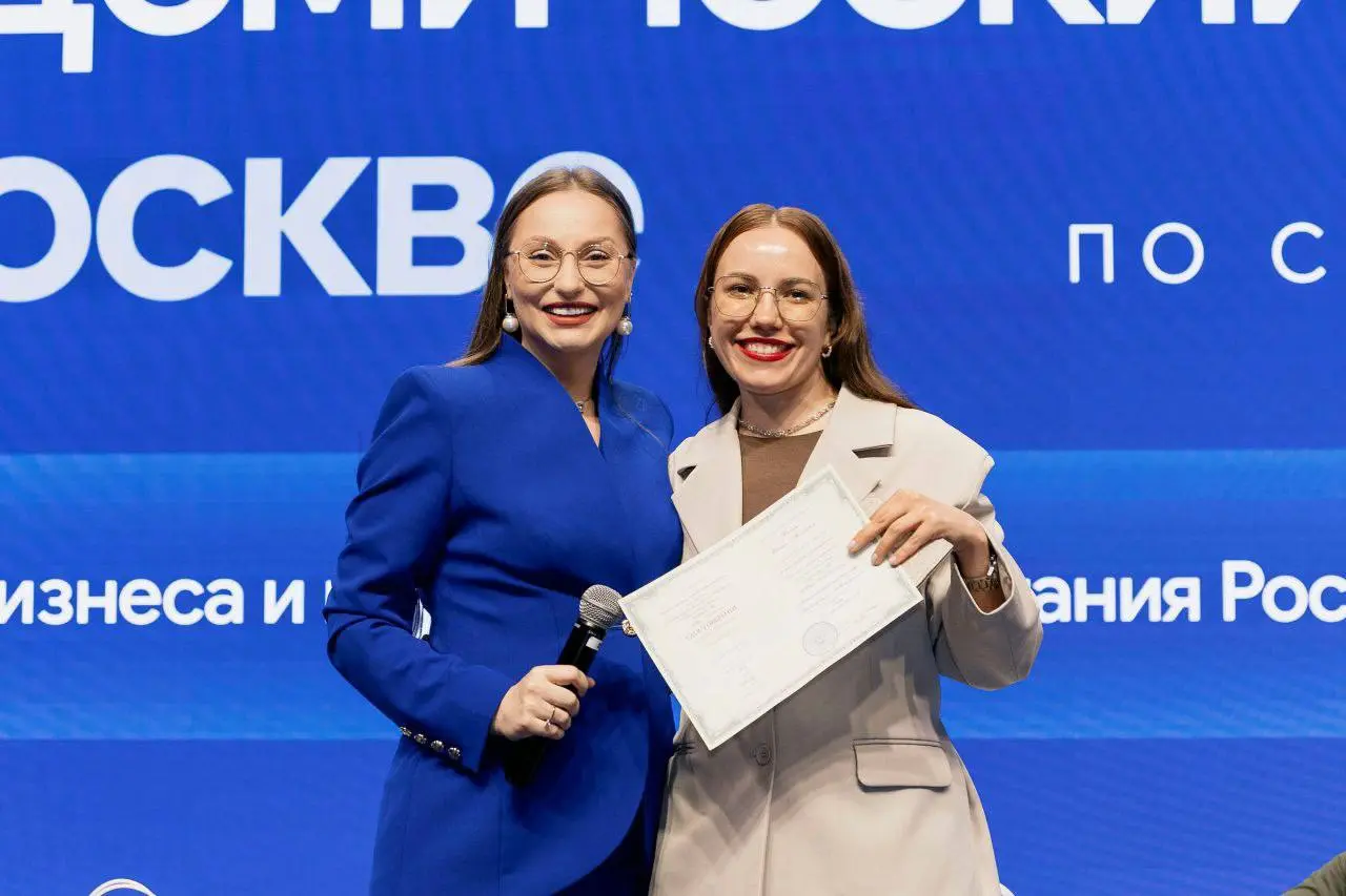 Блок 4. Торжественное вручение дипломов выпускникам вузов по новым аккредитованным программам
13:20–13:40
Дипломы получают:
1. Андреевская
2. Гижберг Мария
3. Гончаренко Алина
4. Давыдов Евгений
5 | Сетка — социальная сеть от hh.ru