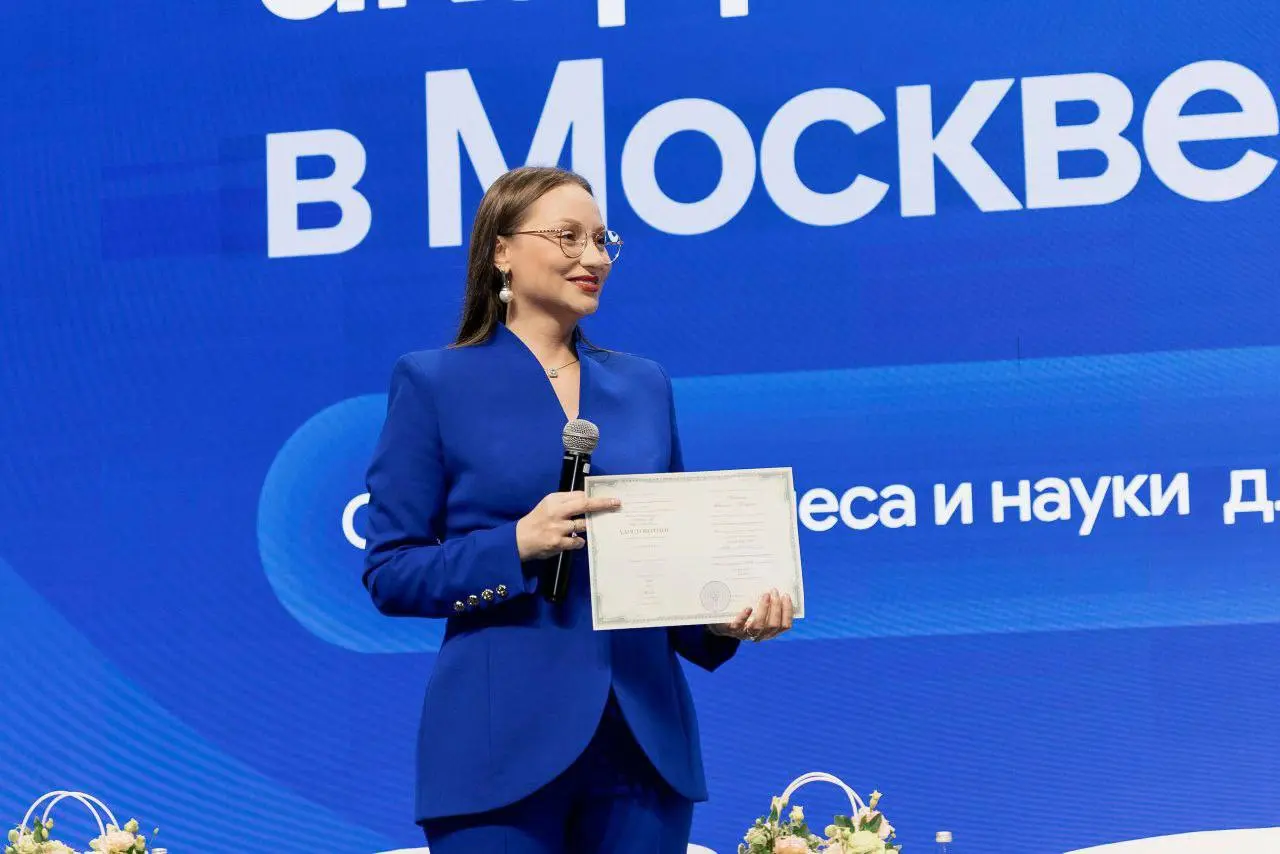Блок 4. Торжественное вручение дипломов выпускникам вузов по новым аккредитованным программам
13:20–13:40
Дипломы получают:
1. Андреевская
2. Гижберг Мария
3. Гончаренко Алина
4. Давыдов Евгений
5 | Сетка — социальная сеть от hh.ru