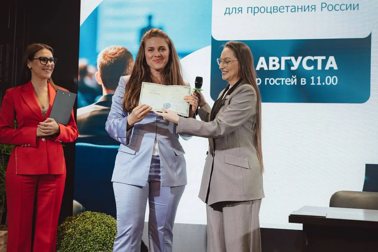Блок 4. Торжественное вручение дипломов выпускникам вузов по новым аккредитованным программам
13:20–13:40
Дипломы получают:
1. Андреевская
2. Гижберг Мария
3. Гончаренко Алина
4. Давыдов Евгений
5 | Сетка — социальная сеть от hh.ru