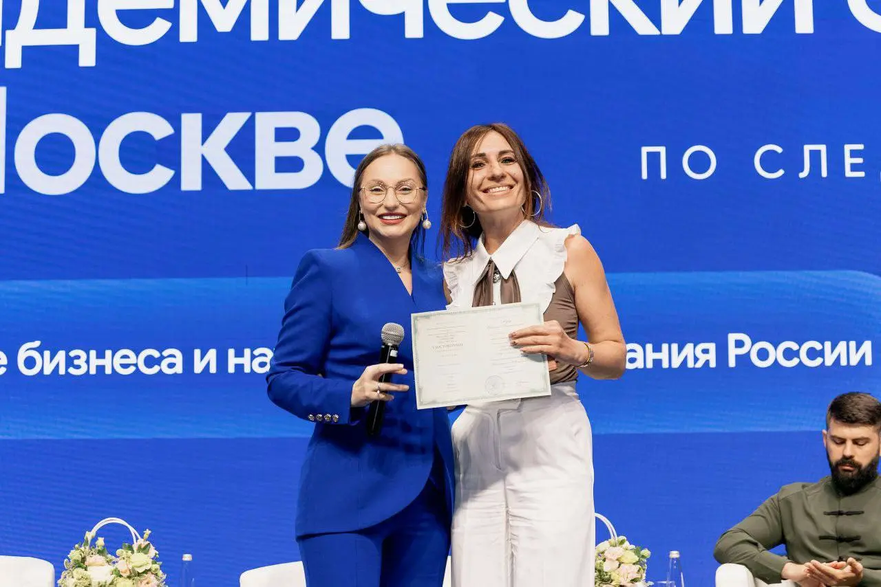 Блок 4. Торжественное вручение дипломов выпускникам вузов по новым аккредитованным программам
13:20–13:40
Дипломы получают:
1. Андреевская
2. Гижберг Мария
3. Гончаренко Алина
4. Давыдов Евгений
5 | Сетка — социальная сеть от hh.ru