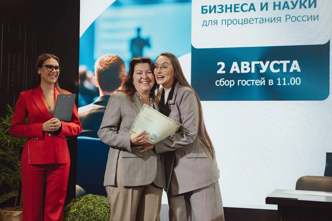 Блок 4. Торжественное вручение дипломов выпускникам вузов по новым аккредитованным программам
13:20–13:40
Дипломы получают:
1. Андреевская
2. Гижберг Мария
3. Гончаренко Алина
4. Давыдов Евгений
5 | Сетка — социальная сеть от hh.ru