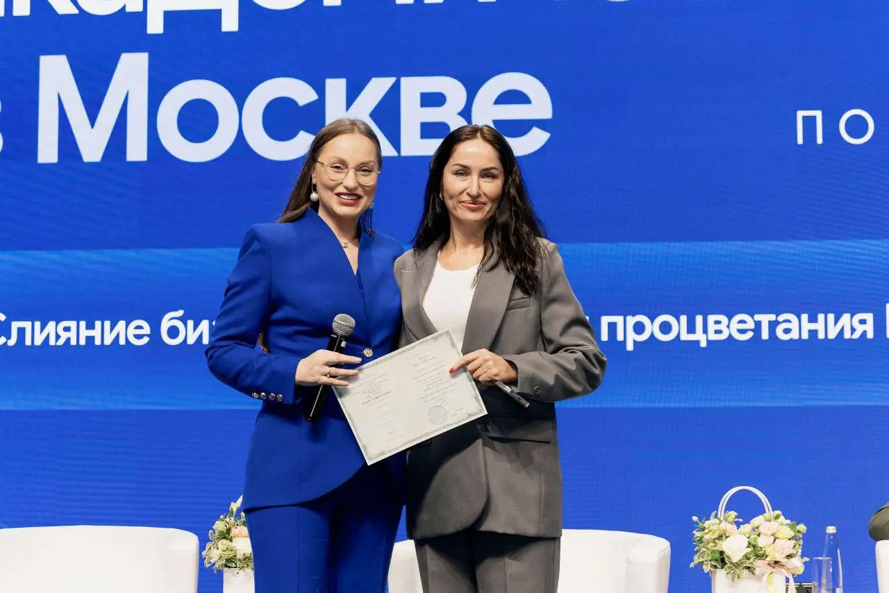 Блок 4. Торжественное вручение дипломов выпускникам вузов по новым аккредитованным программам
13:20–13:40
Дипломы получают:
1. Андреевская
2. Гижберг Мария
3. Гончаренко Алина
4. Давыдов Евгений
5 | Сетка — социальная сеть от hh.ru