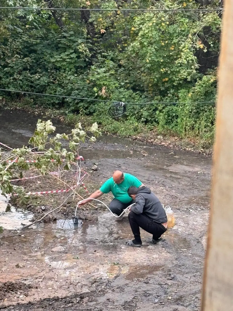 Жители Пролетарского района Донецка на ул. Вильямса, 6 добывают воду для технических нужд | Сетка — социальная сеть от hh.ru