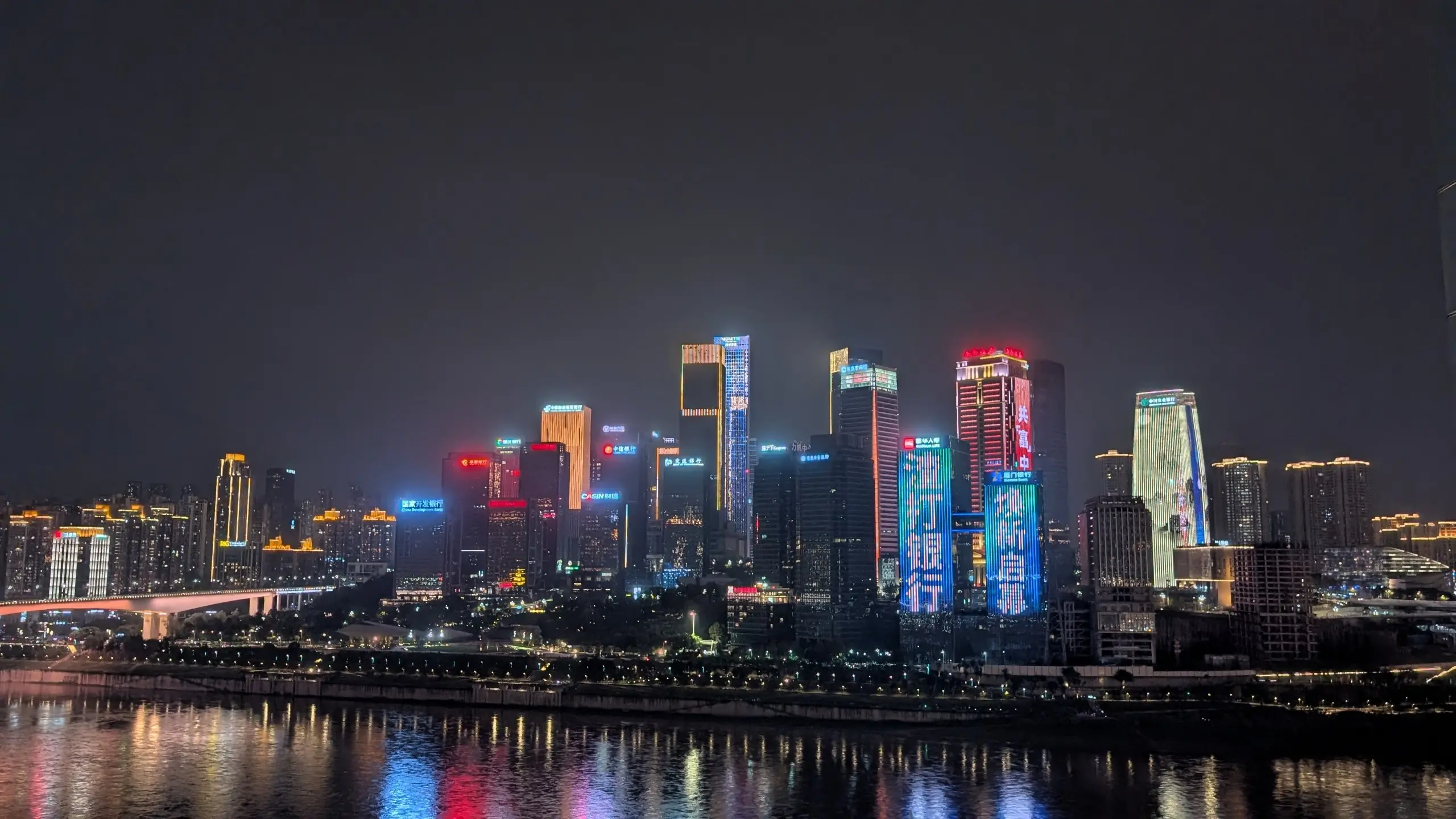 🇨🇳 Китай(ский) город: альтушки не обнаружены
Сгонял в Китай, моя первая страна!
Я фанат высоток, поэтому решил полететь именно в Чунцин. Тут много рассказывать не надо: все на фотках | Сетка — социальная сеть от hh.ru