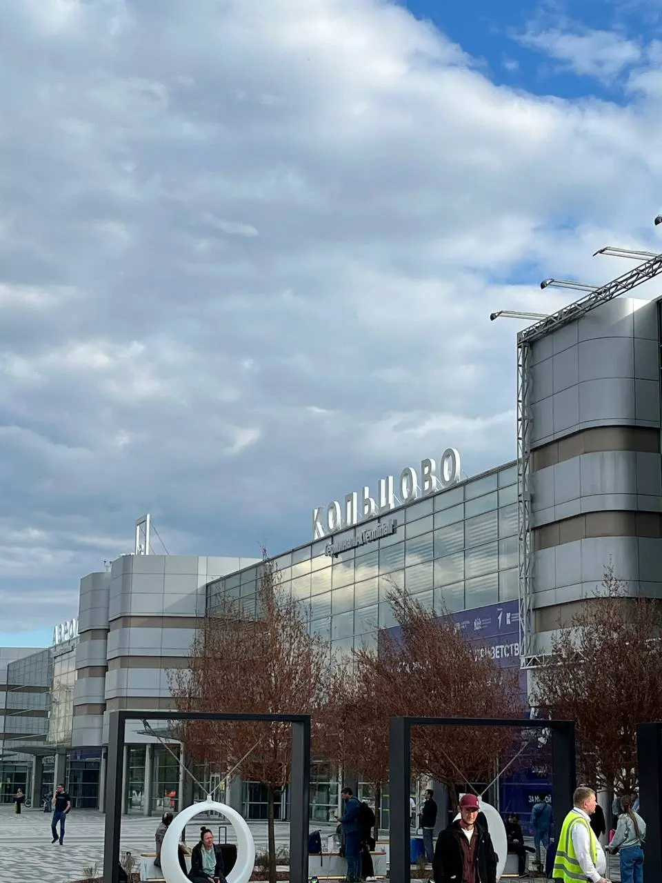 На прошлой неделе была в командировке ✈️
Командировка закончена, встреча коллектива прошла позитивно. Организаторы — в том числе я — наконец выдохнули 😮‍💨
Коллеги суперские | Сетка — социальная сеть от hh.ru