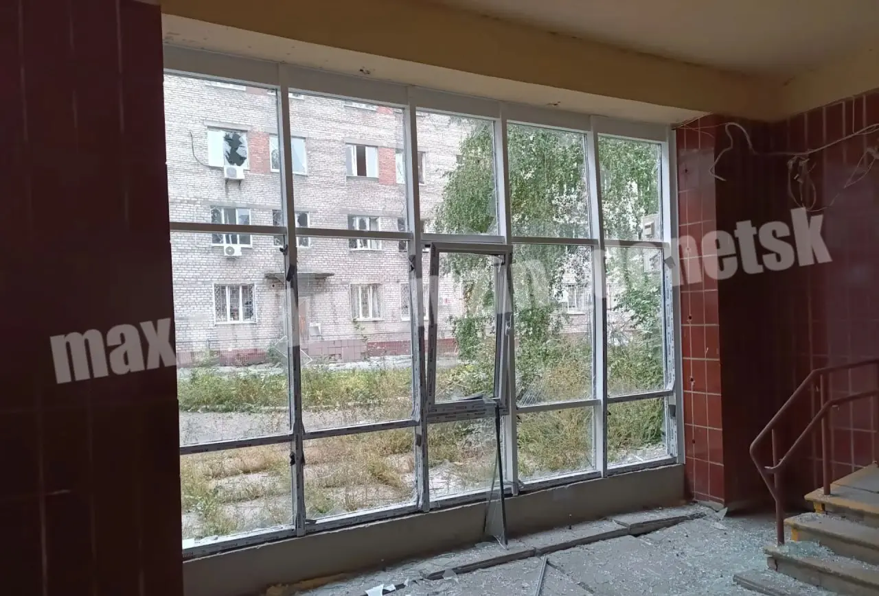 ⚡️Последствия вражеской атаки БПЛА на медицинское учреждение в Будённовском районе. В результате атаки повреждено порядка 250 оконных блоков, кровля и фасад здания. | Сетка — социальная сеть от hh.ru