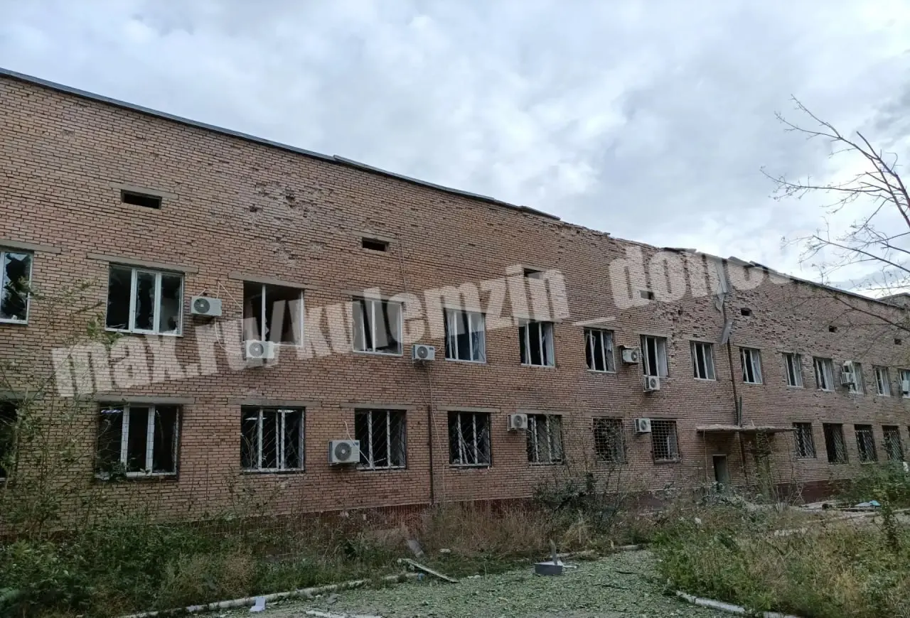 ⚡️Последствия вражеской атаки БПЛА на медицинское учреждение в Будённовском районе. В результате атаки повреждено порядка 250 оконных блоков, кровля и фасад здания. | Сетка — социальная сеть от hh.ru
