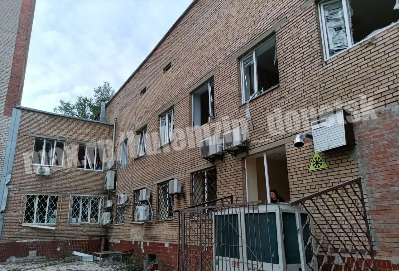 ⚡️Последствия вражеской атаки БПЛА на медицинское учреждение в Будённовском районе. В результате атаки повреждено порядка 250 оконных блоков, кровля и фасад здания. | Сетка — социальная сеть от hh.ru