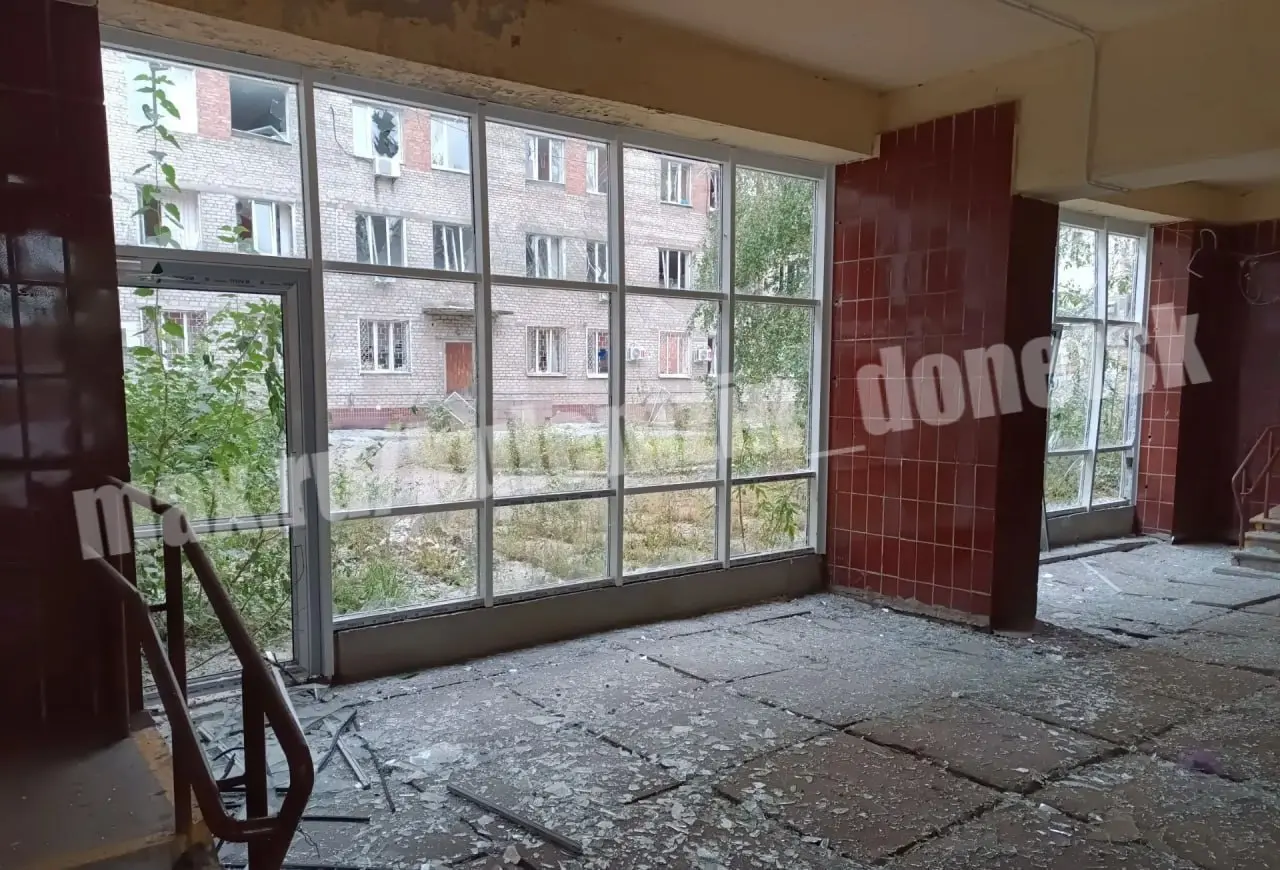 ⚡️Последствия вражеской атаки БПЛА на медицинское учреждение в Будённовском районе. В результате атаки повреждено порядка 250 оконных блоков, кровля и фасад здания. | Сетка — социальная сеть от hh.ru