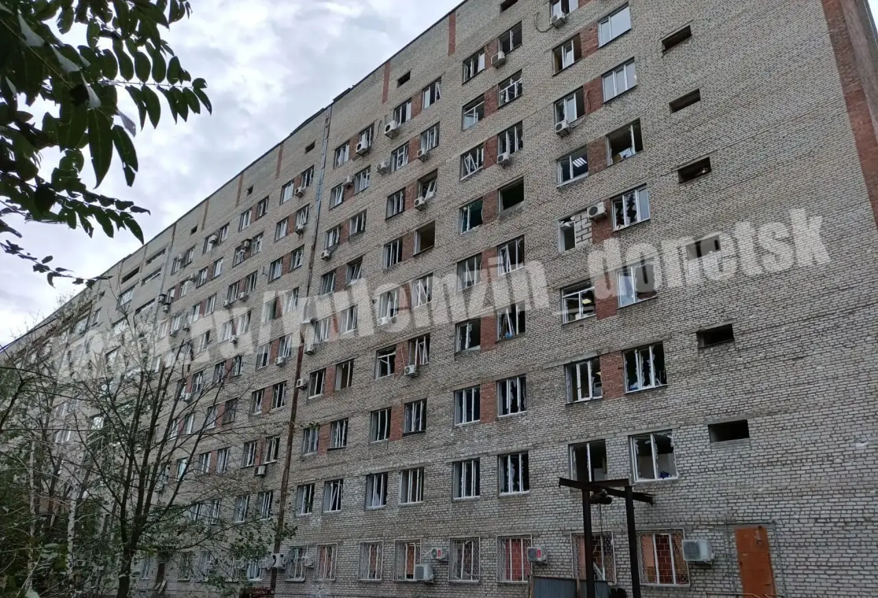 ⚡️Последствия вражеской атаки БПЛА на медицинское учреждение в Будённовском районе. В результате атаки повреждено порядка 250 оконных блоков, кровля и фасад здания. | Сетка — социальная сеть от hh.ru
