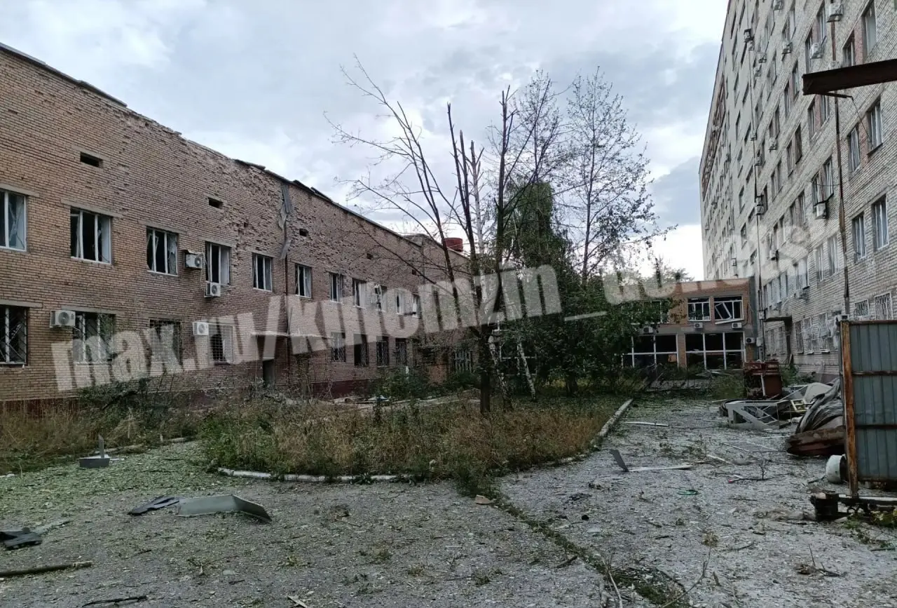 ⚡️Последствия вражеской атаки БПЛА на медицинское учреждение в Будённовском районе. В результате атаки повреждено порядка 250 оконных блоков, кровля и фасад здания. | Сетка — социальная сеть от hh.ru