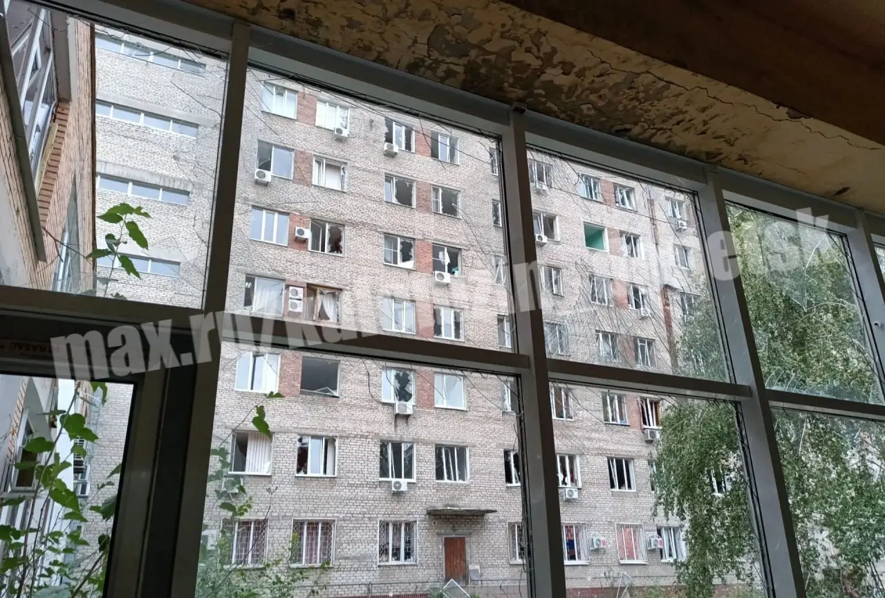 ⚡️Последствия вражеской атаки БПЛА на медицинское учреждение в Будённовском районе. В результате атаки повреждено порядка 250 оконных блоков, кровля и фасад здания. | Сетка — социальная сеть от hh.ru