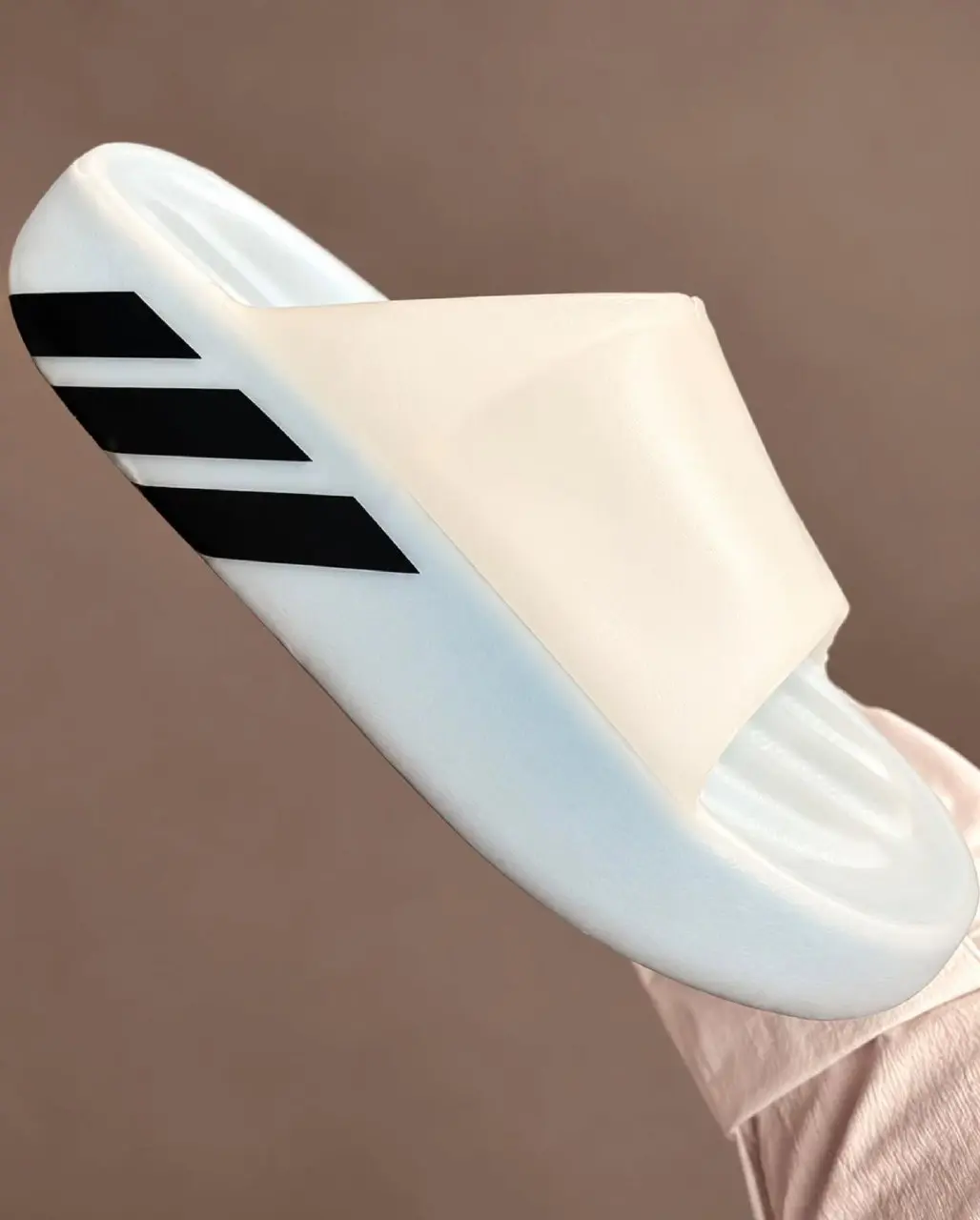 adidas решили ответить Nike, которые летом представили шлёпанцы Air Zoom Hyperslide с функцией подогрева и вибрации | Сетка — социальная сеть от hh.ru