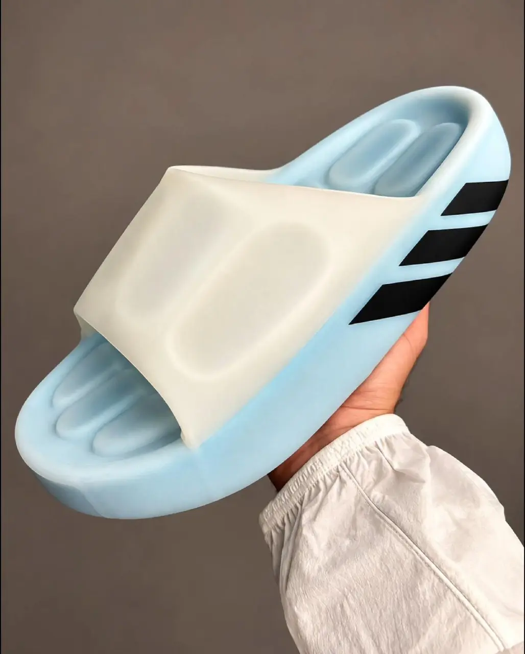 adidas решили ответить Nike, которые летом представили шлёпанцы Air Zoom Hyperslide с функцией подогрева и вибрации | Сетка — социальная сеть от hh.ru
