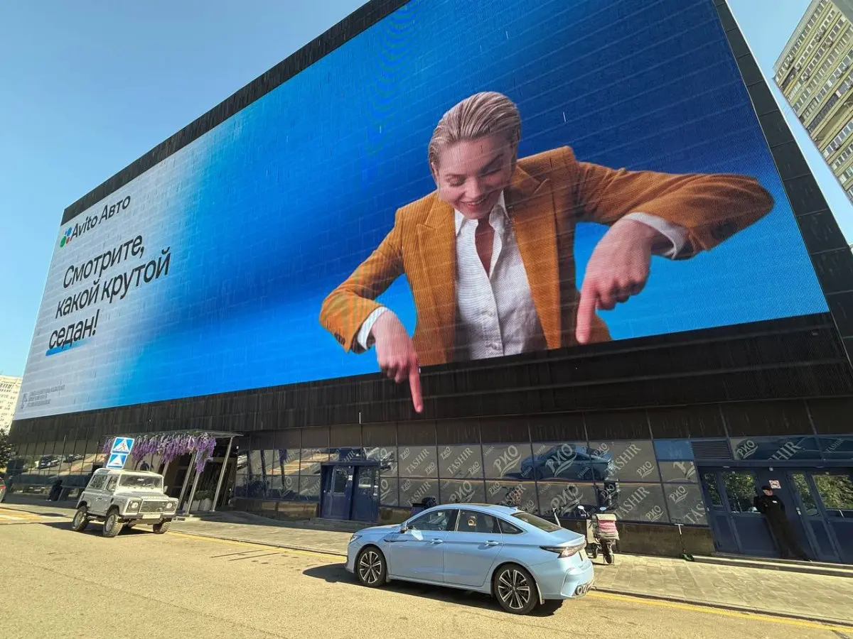 Медиафасад «Авито Авто» оценил припаркованные рядом машины
«Авито Авто» превратил экран московского ТЦ «РИО» в автомобильного оценщика | Сетка — социальная сеть от hh.ru