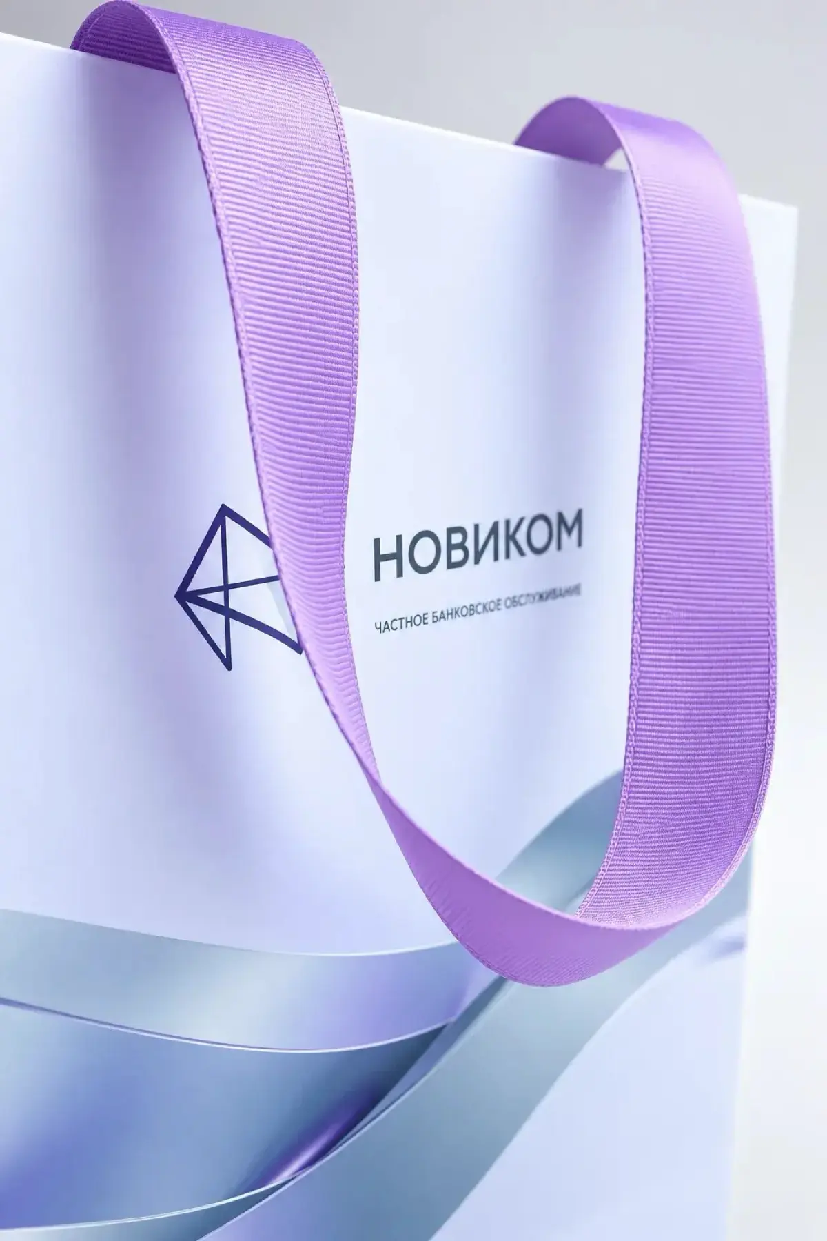 Стильные пары для АО «Новикомбанк»: премиальные пакеты с покрытием soft-touch и ручками из репсовой ленты.
Тот случай, когда тактильность, цвет и детали создают нужное впечатление о бренде.
🌐 t10 | Сетка — социальная сеть от hh.ru