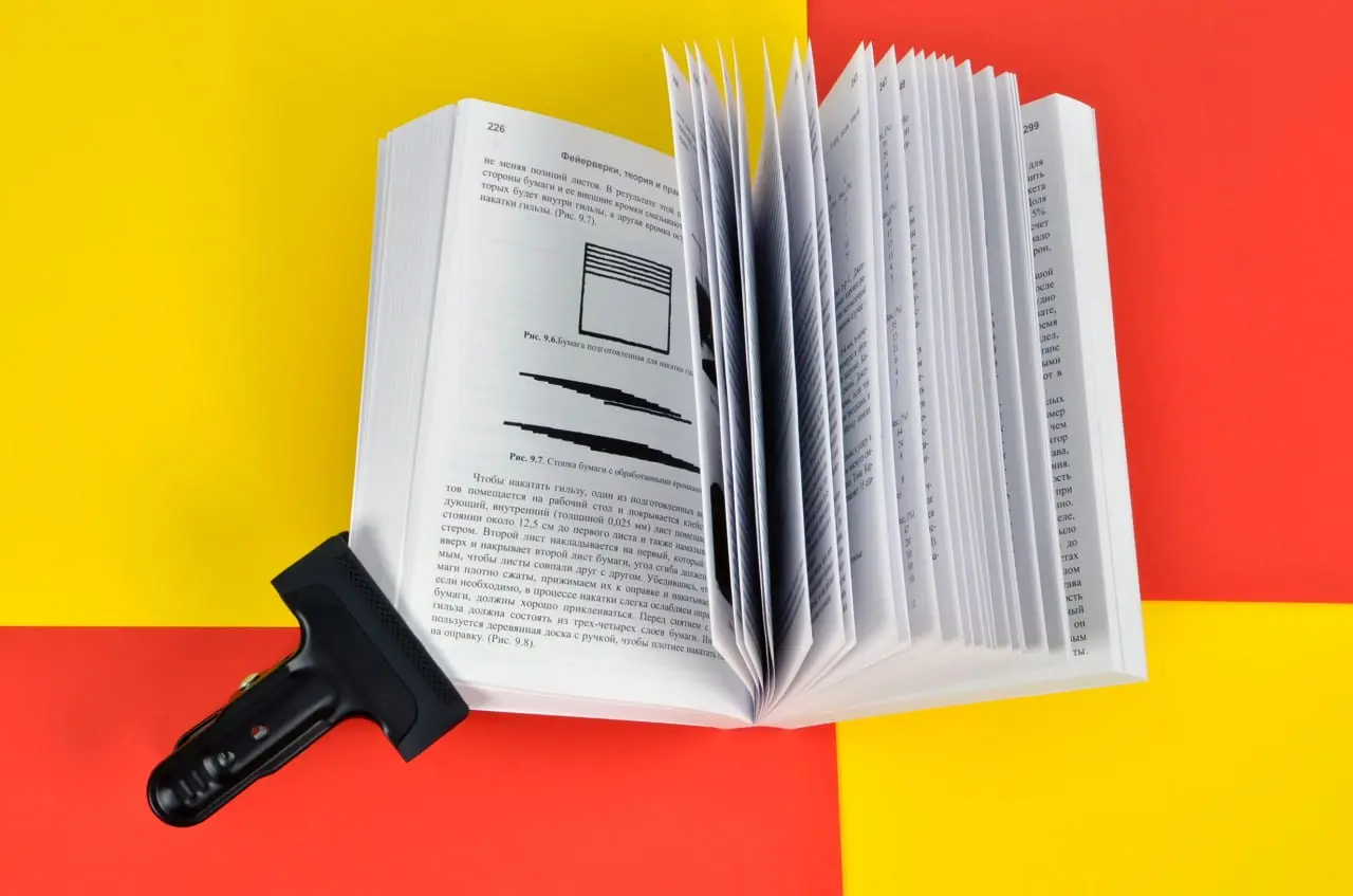 📚 История книги: от коптской тетради до одного экземпляра
Книга старше Гутенберга на полторы тысячи лет – а её устройство почти не изменилось | Сетка — социальная сеть от hh.ru