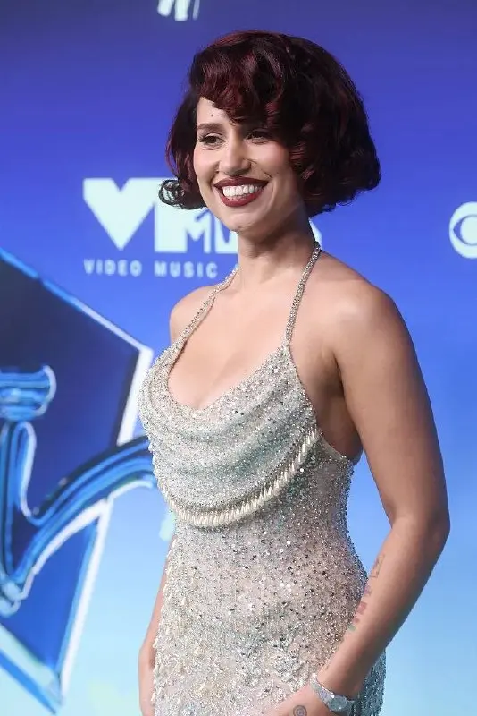 BEAUTY × ПОП-КУЛЬТУРА
Красная дорожка MTV VMA 2026: что завтра попросят сделать в салоне
Каждый год VMA превращается в лабораторию трендов: то, что звезды показывают на дорожке, через пару недель прин... | Сетка — социальная сеть от hh.ru