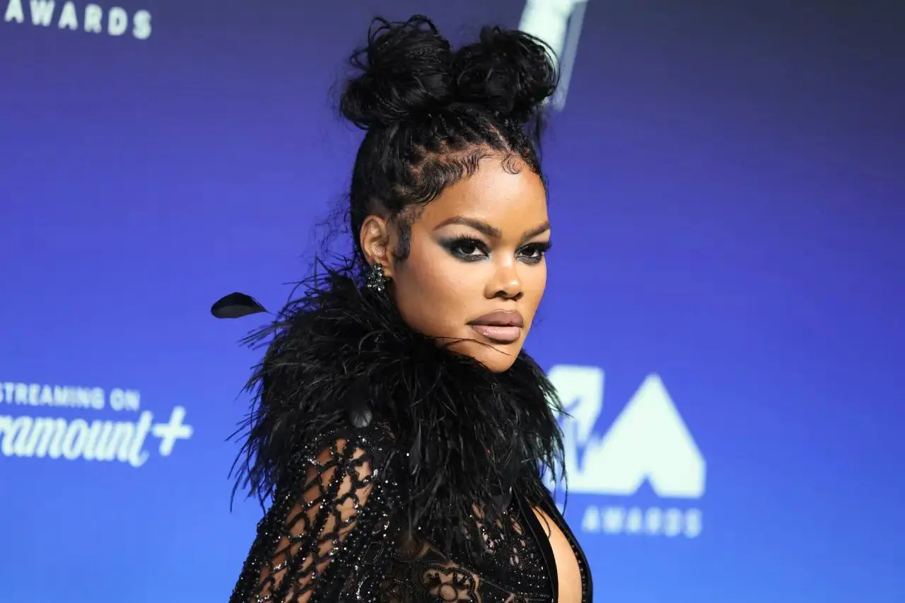 BEAUTY × ПОП-КУЛЬТУРА
Красная дорожка MTV VMA 2026: что завтра попросят сделать в салоне
Каждый год VMA превращается в лабораторию трендов: то, что звезды показывают на дорожке, через пару недель прин... | Сетка — социальная сеть от hh.ru
