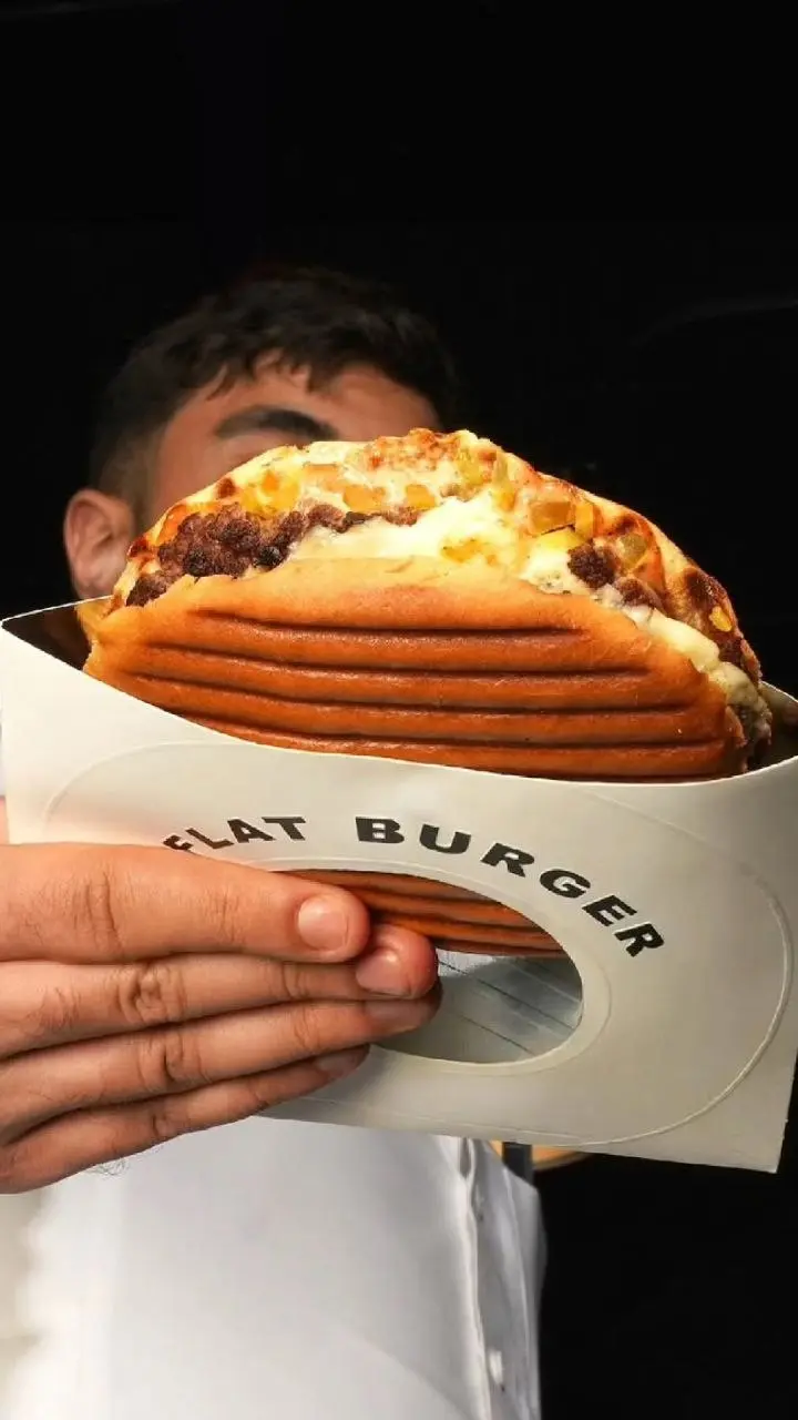 Плоские бургеры видели?
FLAT BURGER взяли за основу необычный формат привычного продукта, чтобы выделиться в этом алом океане | Сетка — социальная сеть от hh.ru