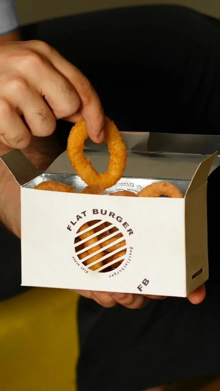 Плоские бургеры видели?
FLAT BURGER взяли за основу необычный формат привычного продукта, чтобы выделиться в этом алом океане | Сетка — социальная сеть от hh.ru
