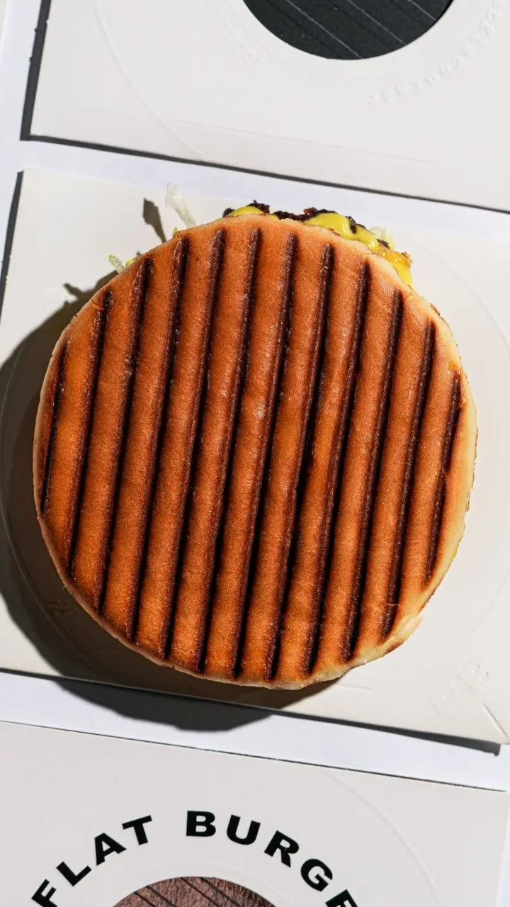 Плоские бургеры видели?
FLAT BURGER взяли за основу необычный формат привычного продукта, чтобы выделиться в этом алом океане | Сетка — социальная сеть от hh.ru