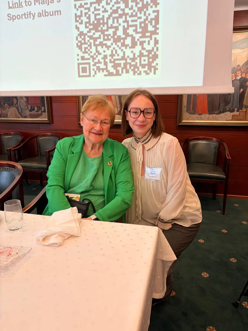 Встреча с президентом Финляндии
Пару недель назад была на ланчеоне (luncheon — официальный ланч, совмещаемый со встречей) с президентом Финляндии Tarja Halonen (2002-2012) | Сетка — социальная сеть от hh.ru