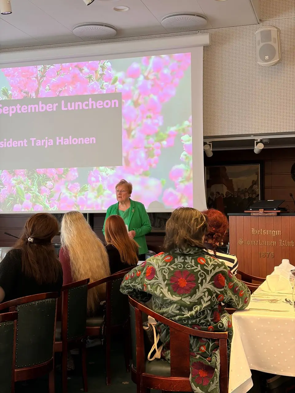 Встреча с президентом Финляндии
Пару недель назад была на ланчеоне (luncheon — официальный ланч, совмещаемый со встречей) с президентом Финляндии Tarja Halonen (2002-2012) | Сетка — социальная сеть от hh.ru