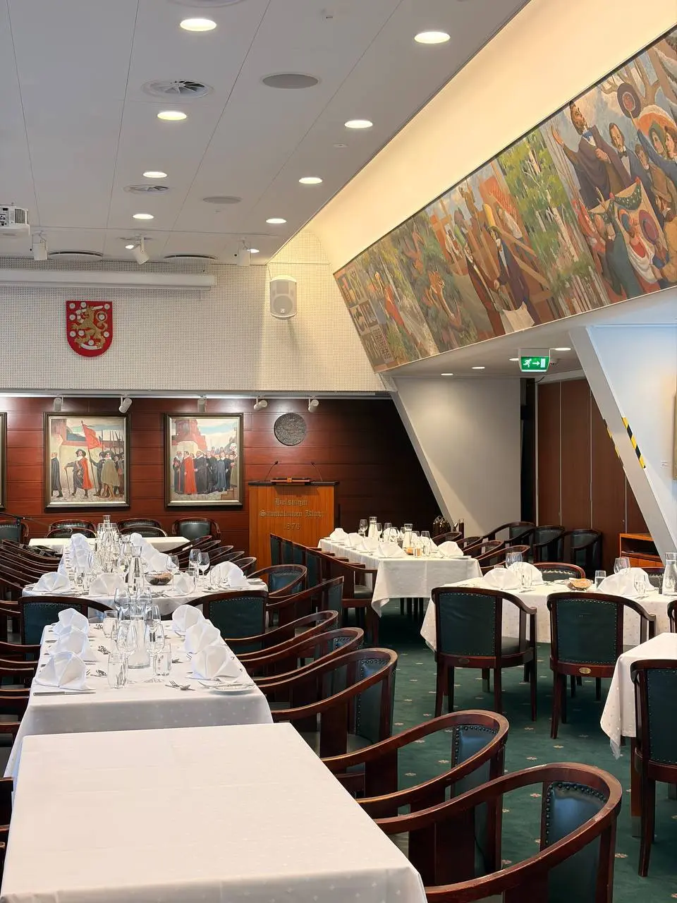 Встреча с президентом Финляндии
Пару недель назад была на ланчеоне (luncheon — официальный ланч, совмещаемый со встречей) с президентом Финляндии Tarja Halonen (2002-2012) | Сетка — социальная сеть от hh.ru