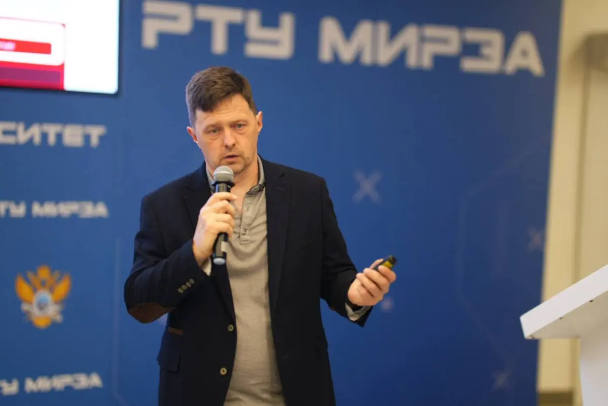 Разговоры о карьере, игры в приставку, попкорн и даже попытка создать свой радиосигнал ⚡
Мы бы на такую пару и сами бы ходили регулярно, поэтому сегодня с удовольствием устроили такую в МИРЭА | Сетка — социальная сеть от hh.ru