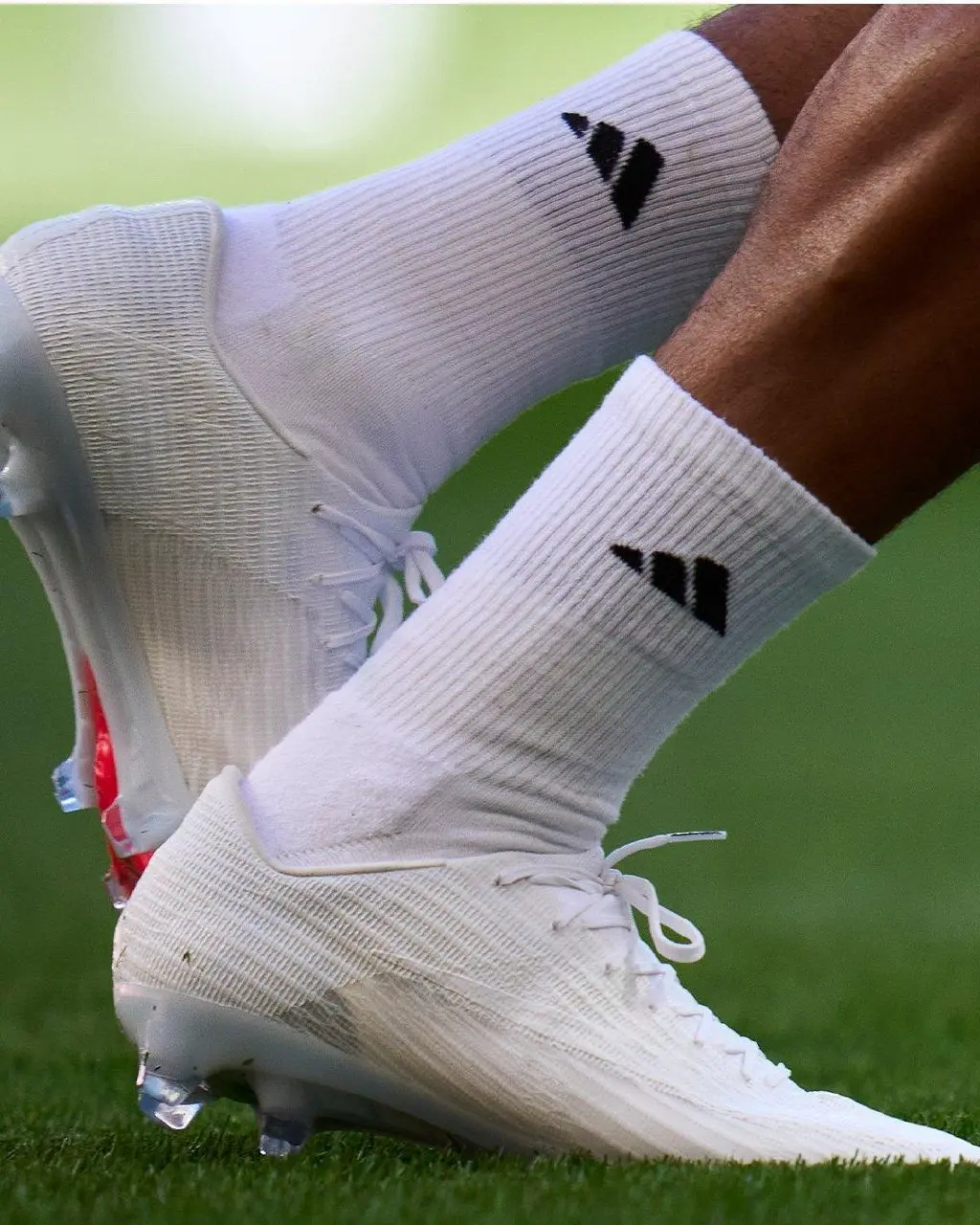 Довольно забавная ситуация вышла у Килиана Мбаппе и Nike. Совсем недавно футболист завершил своё 20-летнее сотрудничество с Nike и решил перейти к швейцарскому спортивному бренду On | Сетка — социальная сеть от hh.ru