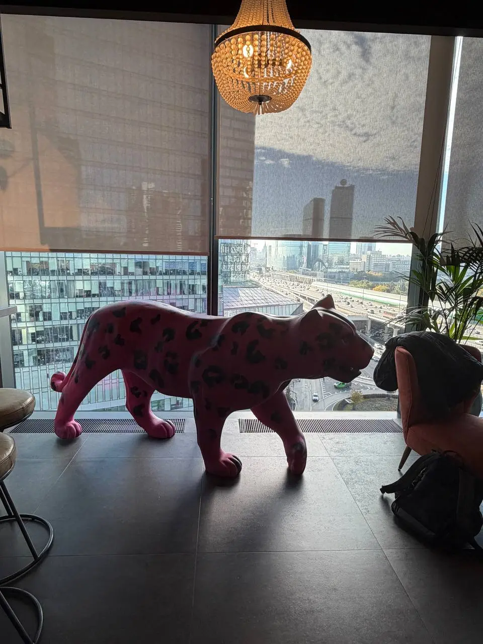 А поделитесь фотками из вашего офиса?
Без нда, конечно же ) Мне очень нравится, что каждый офис отражает внутренний вайб и культуру | Сетка — социальная сеть от hh.ru