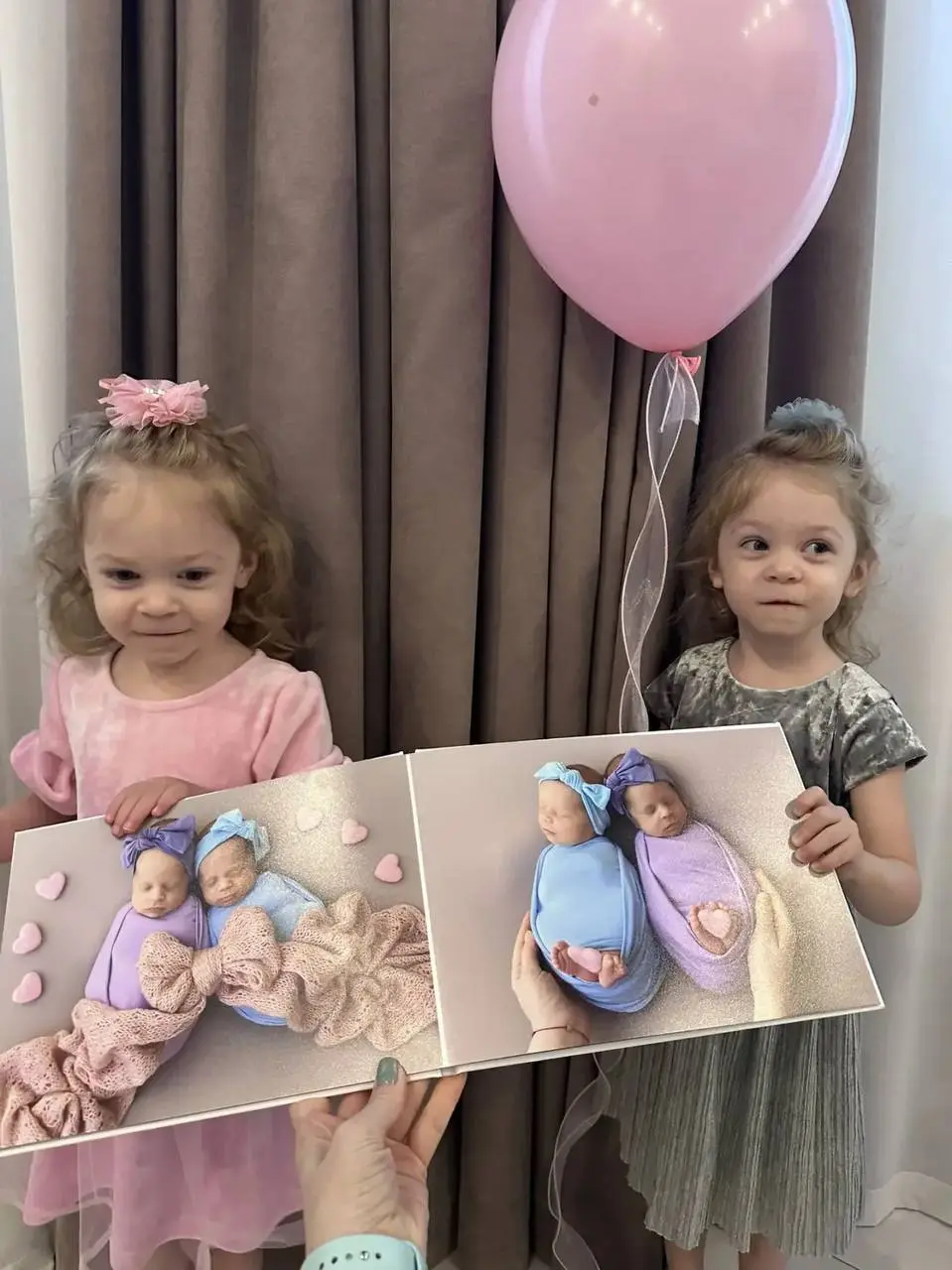 Сегодня у нас праздник, дочкам 3 годика 🥳
Вы еще не умеете читать, но когда-нибудь научитесь, подпишитесь на папин канал, долистаете до этого поста и увидите эти строки от папы 2026 | Сетка — социальная сеть от hh.ru