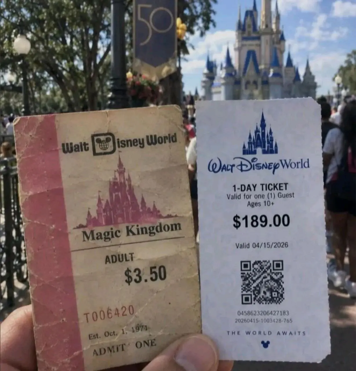 Инфляция развлечения
#интереснобл
На фото два билета в Walt Disney World, Magic Kingdom:
1971 год — $3,50 за взрослый билет.
2026 год — $189 за однодневный билет | Сетка — социальная сеть от hh.ru