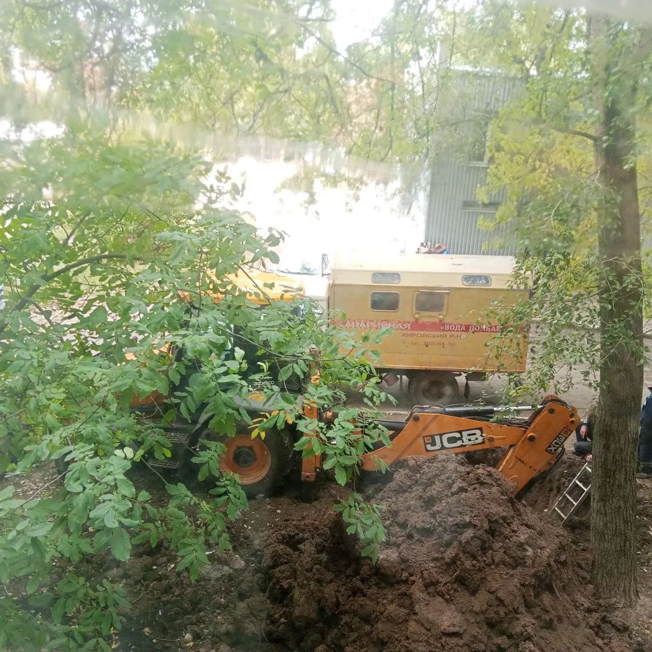 Работники года , четвёртый подход к фонтану под окном , приедут-разроют , посмотрят -зароеют , вот так справляются с поставленными задачами !!! | Сетка — социальная сеть от hh.ru
