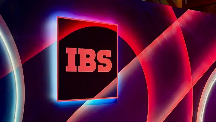 Привет, сетка!
Я Юля, рекрутер в IBS.
Моя специализация — работа с высокогрейдовыми кандидатами в трех направлениях:
🔹 Sales & BizDev (B2B, Enterprise, консалтинг) | Сетка — социальная сеть от hh.ru