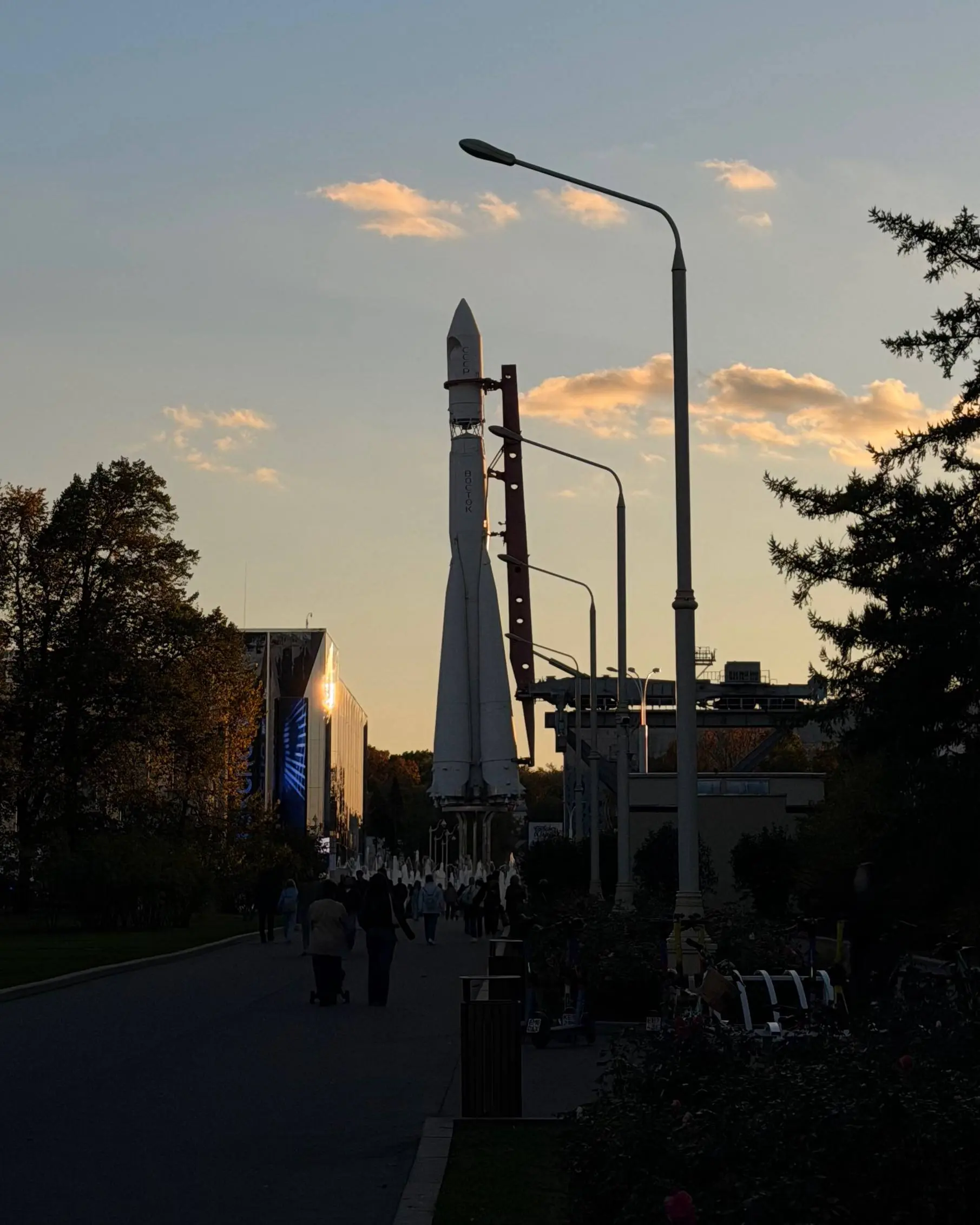 Что в самоваре?
В далёком 2019 я залетала по утрам (а иногда и по вечерам тоже) в плодящтеся тогда как грибы после дождя районные кофейни 3-ей волны со стандартным вопросом «что в фильтре?» | Сетка — социальная сеть от hh.ru