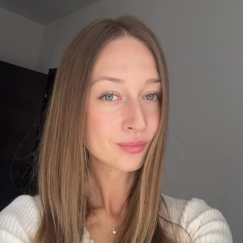 Анна Захарова