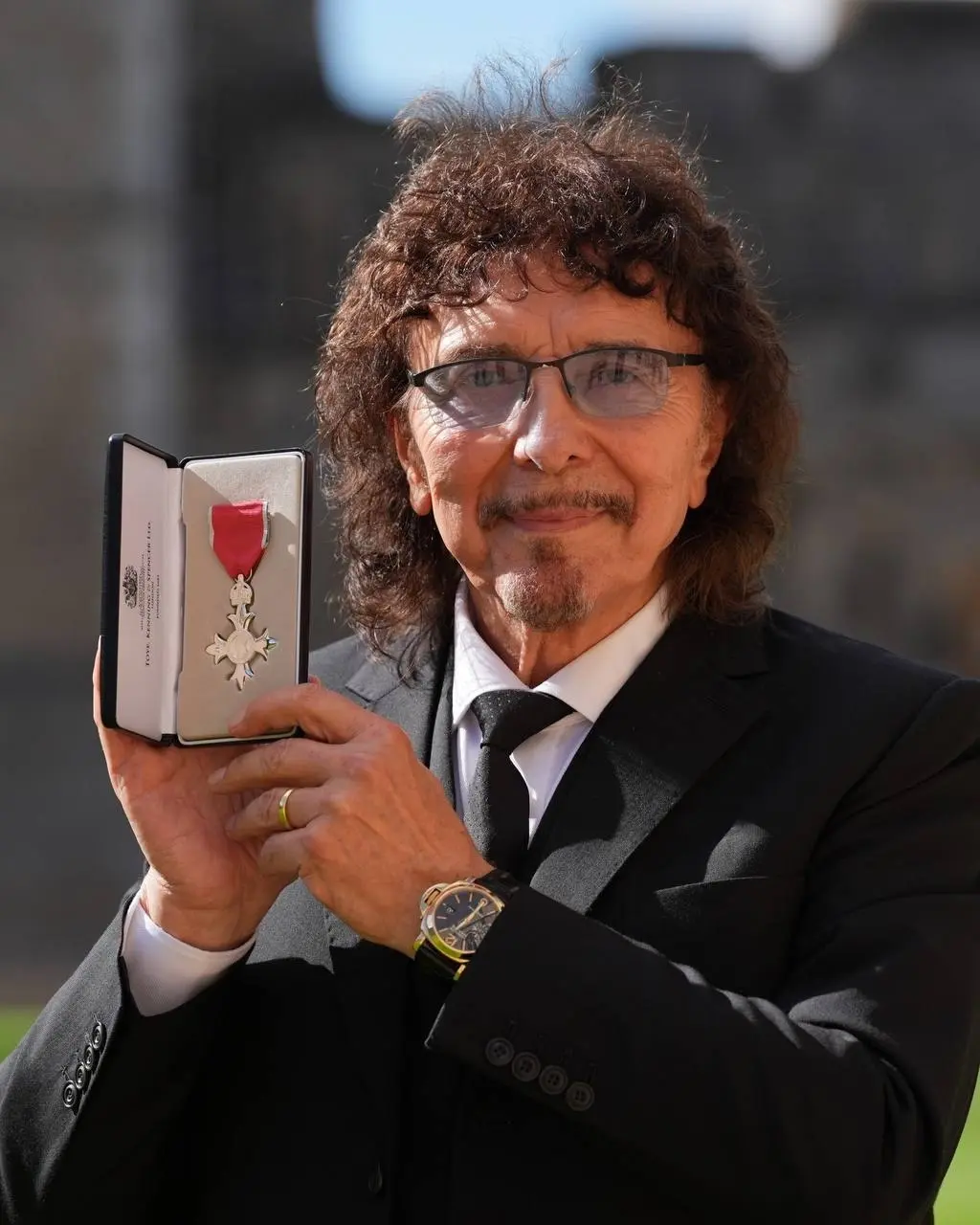 Тони Айомми получил MBE! 👑
Человек, который придумал риффы, изменившие мир, наконец-то получил официальное признание | Сетка — социальная сеть от hh.ru
