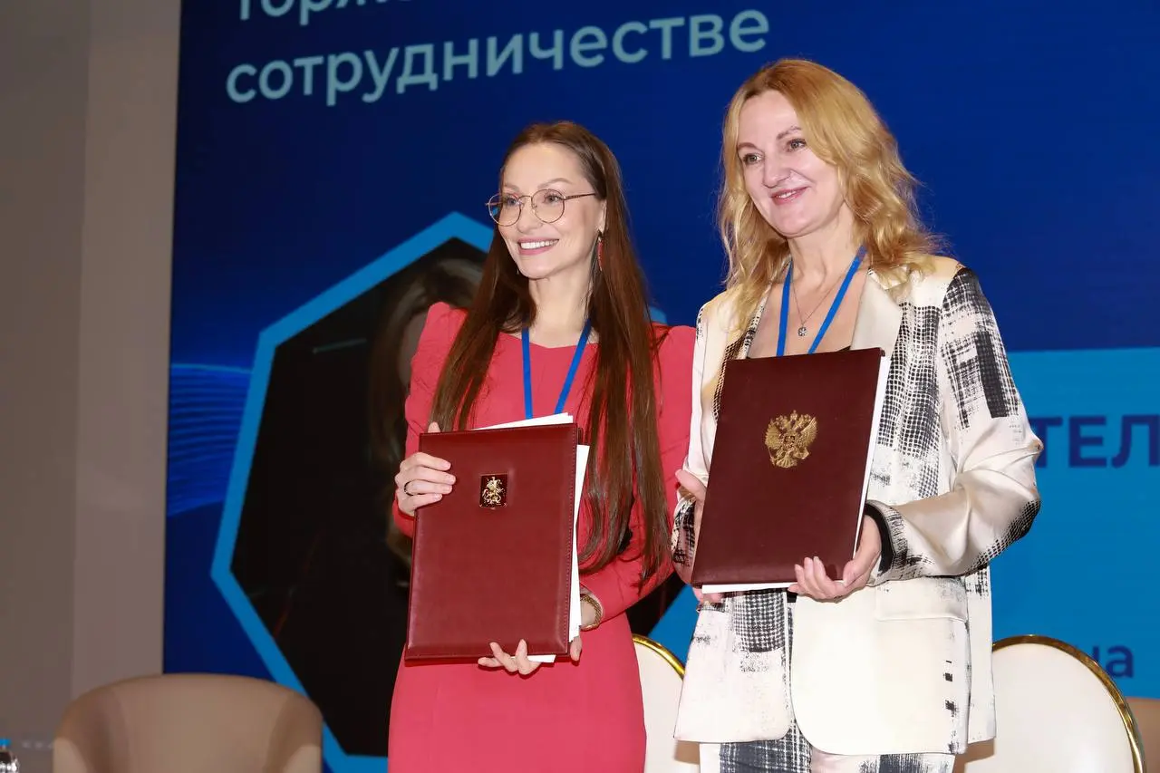 Мария Евгеньевна Тарханова и Алла Владимировна Аргунова подписывают соглашение между форумом БАФ и Школой «Путь к успеху», входящей в ТОП-3 лучших школ Москвы | Сетка — социальная сеть от hh.ru