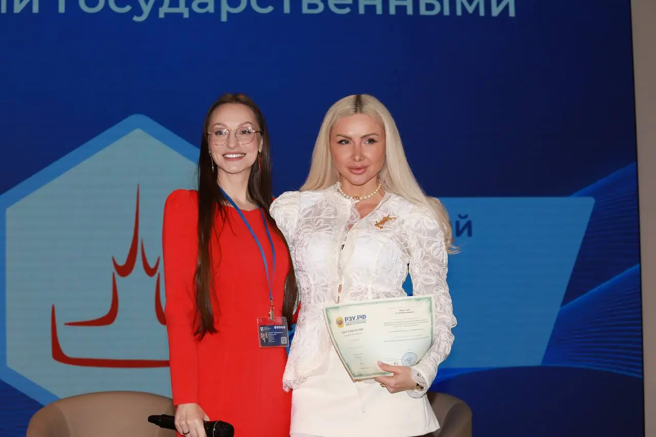 Мария Евгеньевна Тарханова и Алла Владимировна Аргунова подписывают соглашение между форумом БАФ и Школой «Путь к успеху», входящей в ТОП-3 лучших школ Москвы | Сетка — социальная сеть от hh.ru