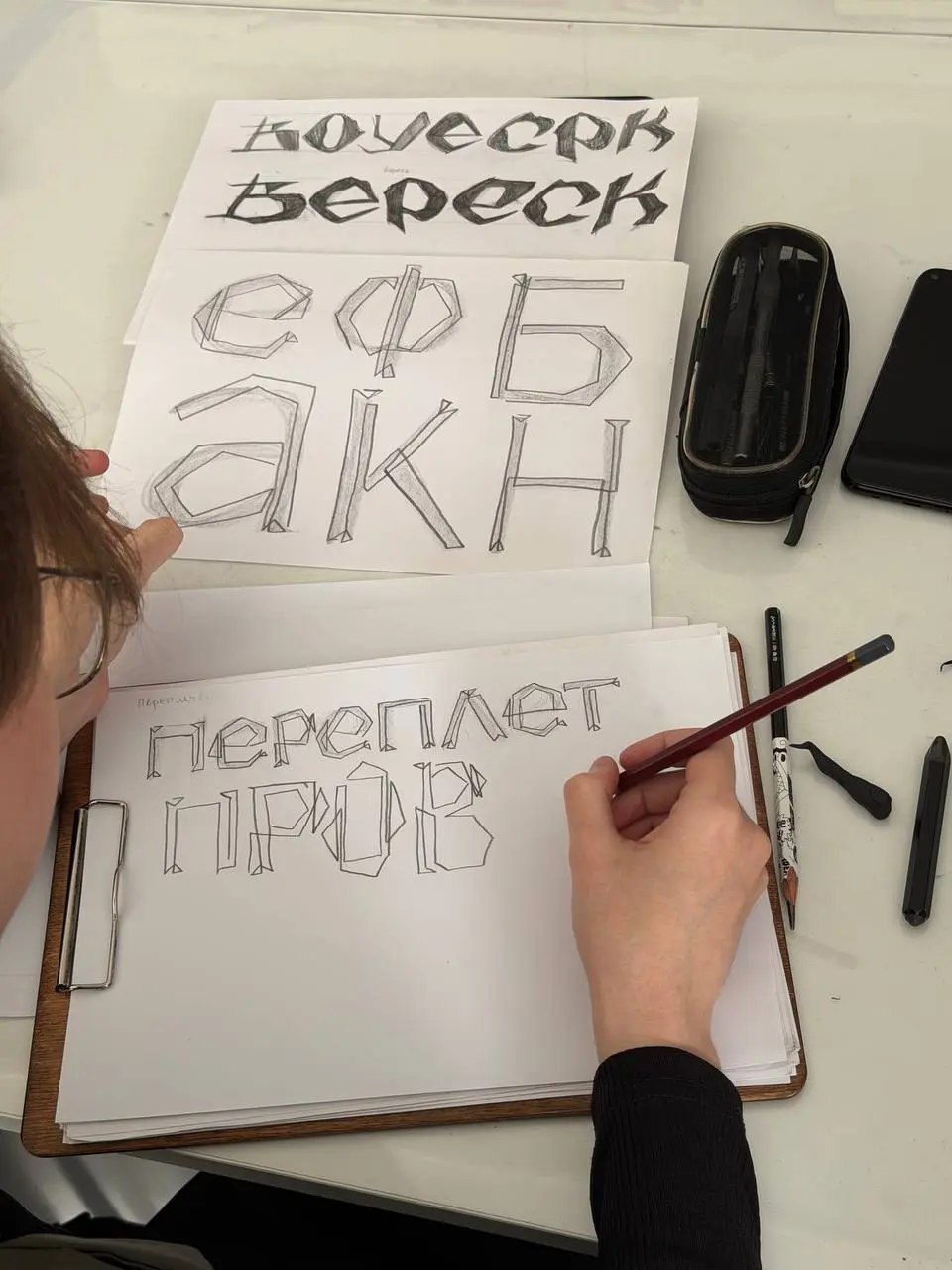 Я очень соскучилась по творческим заданиям в леттеринге.
Гротески, построение букв, база — всё это я рассказывала уже миллион раз | Сетка — социальная сеть от hh.ru