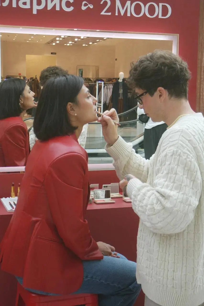 Приходите к нам на ретро-роллердром в ТРЦ «Саларис» 🛼✨
2MOOD и 2MOOD Beauty подготовили много классного: по выходным вас будут ждать визажист и скетч-артист, а на протяжении всего поп-апа — подарки, и... | Сетка — социальная сеть от hh.ru